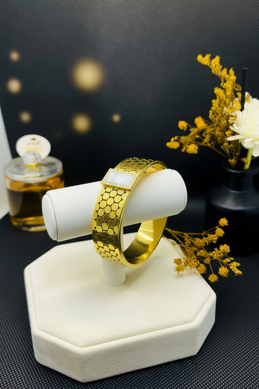 Elegant Gold Bracelet - Minimalist Display