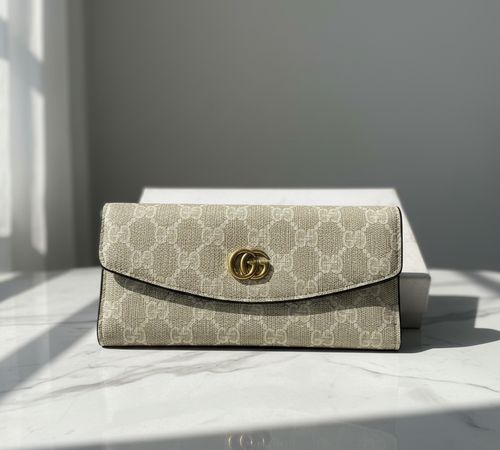 Gucci GG Wallet Logo Detail