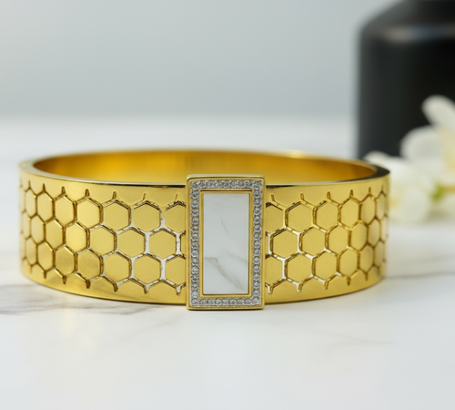 Zoomed Gold Bracelet Close-up